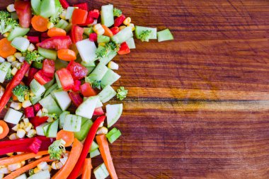 Tahtada doğranmış sebzeler, ahşap malzeme.