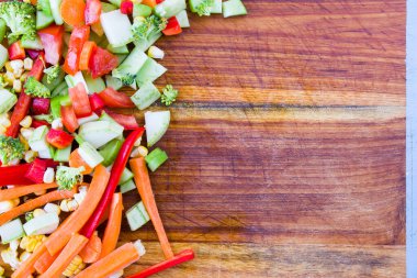 Tahtada doğranmış sebzeler, ahşap malzeme.