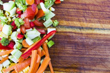 Tahtada doğranmış sebzeler, ahşap malzeme.