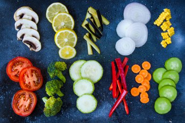 Doğranmış sebzeler, dilimlenmiş sebzeler.