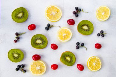 Currant, Cornus ve Dogberry, limon ve kivi yakın plan, yemek fotoğrafçılığı.
