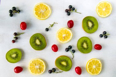 Currant, Cornus ve Dogberry, limon ve kivi yakın plan, yemek fotoğrafçılığı.