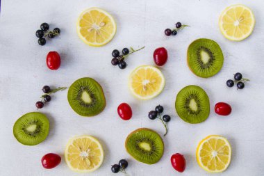 Currant, Cornus ve Dogberry, limon ve kivi yakın plan, yemek fotoğrafçılığı.