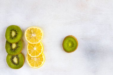 Beyaz arka planda limon ve kivi, yüksek açılı görünüm