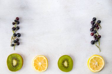 Currant, Cornus ve Dogberry, limon ve kivi yakın plan, yemek fotoğrafçılığı.