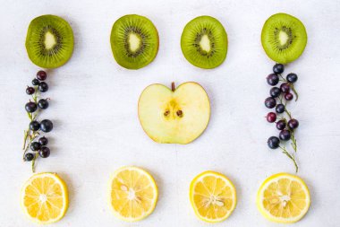 Frenk üzümü, limon, elma ve kivi yakın plan, yemek fotoğrafçılığı.