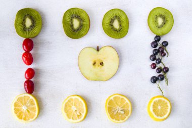 Currant, Cornus ve Dogberry, limon ve kivi yakın plan, yemek fotoğrafçılığı.