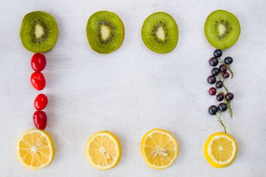Currant, Cornus ve Dogberry, limon ve kivi yakın plan, yemek fotoğrafçılığı.