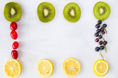 Currant, Cornus ve Dogberry, limon ve kivi yakın plan, yemek fotoğrafçılığı.