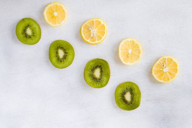 Beyaz arka planda limon ve kivi, yüksek açılı görünüm