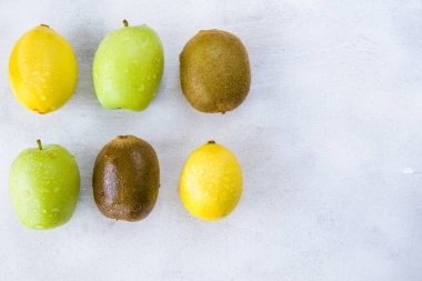 Beyaz arka planda limon, elma ve kivi, yüksek açılı görünüm