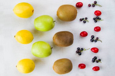 Currant, Cornus ve Dogberry, limon ve kivi yakın plan, yemek fotoğrafçılığı.