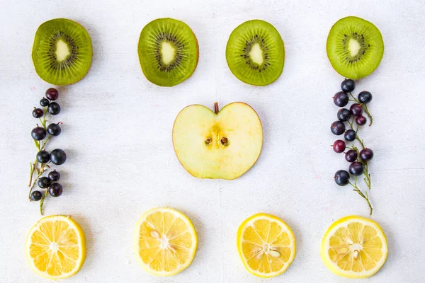 Frenk üzümü, limon, elma ve kivi yakın plan, yemek fotoğrafçılığı.