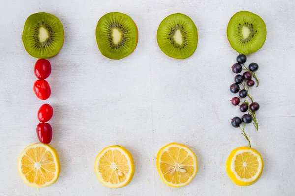 Currant, Cornus ve Dogberry, limon ve kivi yakın plan, yemek fotoğrafçılığı.
