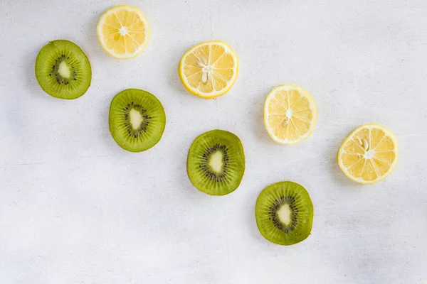 Beyaz arka planda limon ve kivi, yüksek açılı görünüm