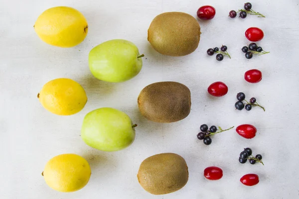 Currant, Cornus ve Dogberry, limon ve kivi yakın plan, yemek fotoğrafçılığı.