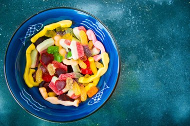 Karışık jöle reçeli, yüksek açılı, tatlı atıştırmalıklar kasede.