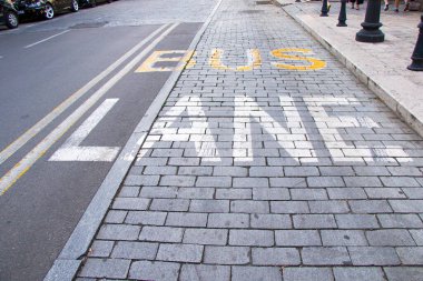 Tiflis, Gürcistan - 09 Eylül 2020: Otoyolda otobüs şeridi