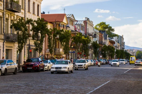 Tiflis, Gürcistan - 09 Eylül 2020 - Tiflis şehir merkezi, sokak durumu, insanlar, arabalar ve binalar.