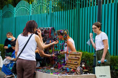 Tiflis, Gürcistan - 13 Eylül 2020: Tiflis 'te bit pazarı ve dükkânı