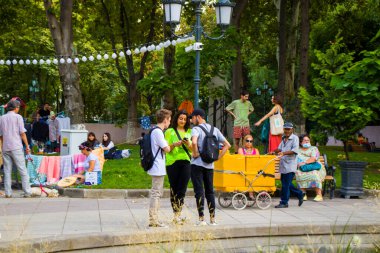 Tiflis, Gürcistan - 13 Eylül 2020: Tiflis 'te bit pazarı ve dükkânı