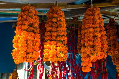 Kuru biber ve diğer adımlar Tiflis, Georgia 'daki açık hava pazarında asılı duruyor.