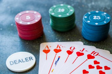 TBILISI, GEORGIA - 18 Eylül 2020: Koyu arkaplanda Royal flash poker ve blackjack kartları