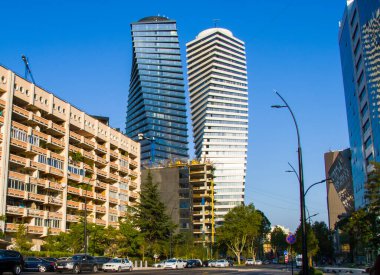 Tiflis, Gürcistan - 18 Eylül 2020: Tiflis, Axis Kulesi 'ndeki modern yapı kulesi. Mimari geometri ve simetri.