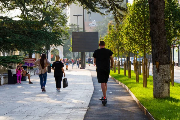 Tbilisi Gruzja Września 2020 Ludzie Ulicy Bieganie Chodzenie Dzień Świeżym — Zdjęcie stockowe