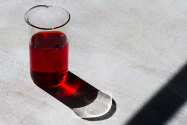 Kırmızı renk ayıracı, güneş ışığı ve gölgeli laboratuvar camları..