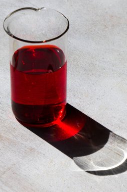 Kırmızı renk ayıracı, güneş ışığı ve gölgeli laboratuvar camları..