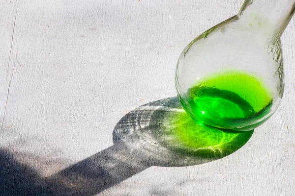 Vidrio Laboratorio Con Reactivo Color Verde Luz Sombra —  Fotos de Stock