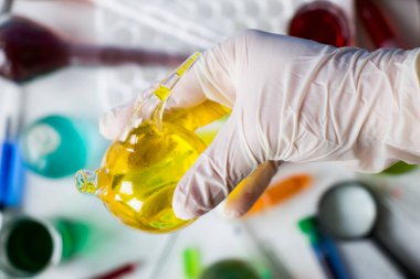 Laboratuvar aletleri, cam eşyalar ve reaksiyonlar, renkli sıvı kimyasal elementler, araştırma tanıları.