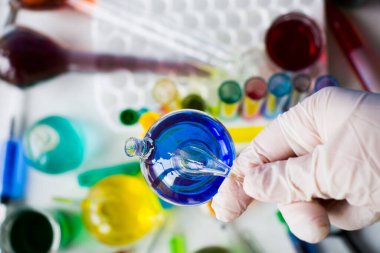 Laboratuvar aletleri, cam eşyalar ve reaksiyonlar, renkli sıvı kimyasal elementler, araştırma tanıları.