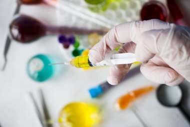 Aşı, doktor elinde aşı olan tıbbi iğne, beyaz tıbbi eldiven.