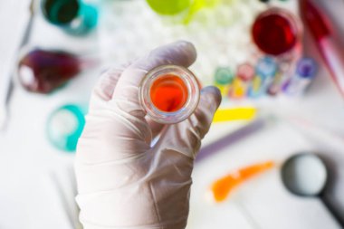 Laboratuvar aletleri, cam eşyalar ve reaktörler, renkli sıvı kimyasal elementler, araştırma teşhisleri, eldivenli doktorlar.