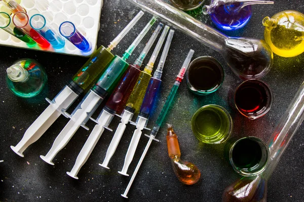 Aiguille Médicale Multicolore Colorée Verrerie Laboratoire Avec Médicaments Chimiques Vaccin — Photo