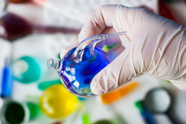 Laboratuvar aletleri, cam eşyalar ve reaksiyonlar, renkli sıvı kimyasal elementler, araştırma tanıları.