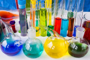 Laboratuvar aletleri, cam eşyalar ve reaksiyonlar, renkli sıvı kimyasal elementler, araştırma tanıları.