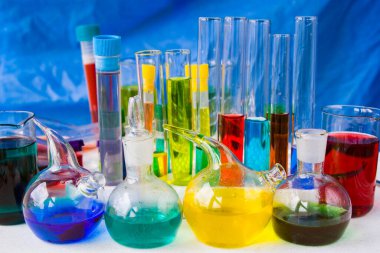 Laboratuvar aletleri, cam eşyalar ve reaksiyonlar, renkli sıvı kimyasal elementler, araştırma tanıları.