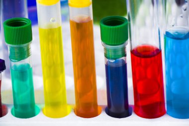 Laboratuvar aletleri, cam eşyalar ve reaksiyonlar, renkli sıvı kimyasal elementler, araştırma tanıları.