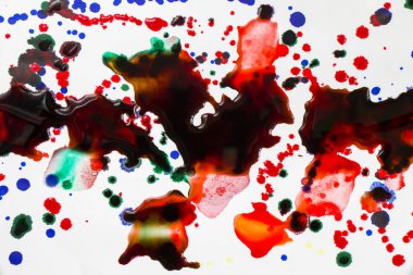 Kağıda mürekkep damlıyor, kırmızı, yeşil ve mavi mürekkep arka plan, resim ve çizim yapıyor.