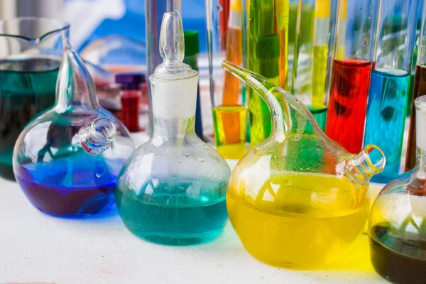Laboratuvar aletleri, cam eşyalar ve reaksiyonlar, renkli sıvı kimyasal elementler, araştırma tanıları.