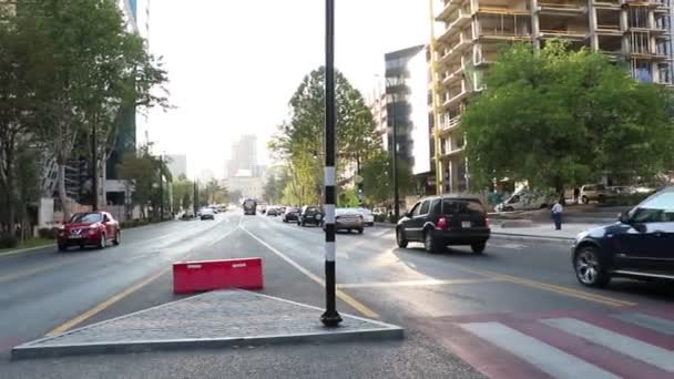 Stadsbus Vervoer Mensen Een Straat Tbilisi Georgië — Stockvideo