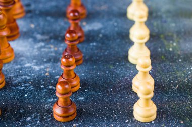 Şah mat ve satranç piyonu figürleri yakın plan, tahta oyunu