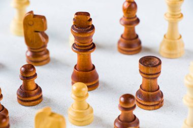 Şah mat ve satranç figürleri yakın plan, tahta oyunu