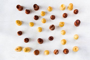 Şah mat ve satranç figürleri yakın plan, tahta oyunu