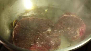 Mutfakta biftek pişirme, ev yapımı biftek.