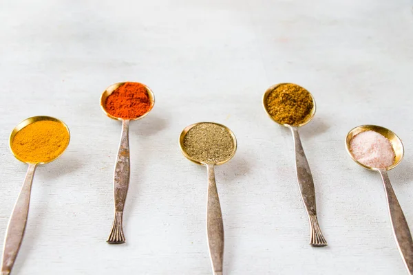 Eski Gümüş Kaşıklardaki Baharat Çeşitleri Masadaki Tüm Baharatlar Renkli Yemek — Stok fotoğraf