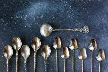 Gümüş çatal bıçak, gümüş kaşık arka plan, koyu arkaplanda kaşık seti.